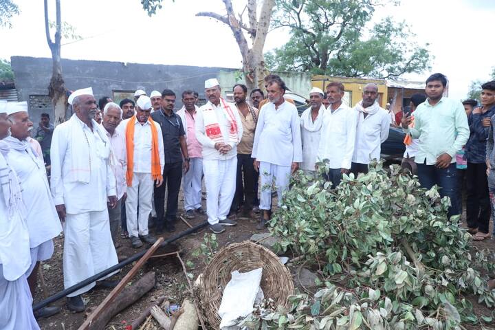 कृषीमंत्री अब्दुल सत्तार यांनी आज (29 एप्रिल) सिल्लोड (Sillod) तालुक्यात झालेल्या नुकसानीची पाहणी केली.