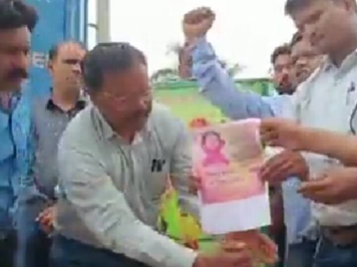 MP News: भोपाल में जलाए गए धीरेंद्र कृष्ण शास्त्री के पोस्टर! भगवान सहस्त्रबाहु पर अभ्रद टिप्पणी करने का मामला Bageshwar Dham Dhirendra Krishna Shastri Posters Burnt Near Bhopal commissioner office Lord Sahastrabahu Insult Case ann MP News: भोपाल में जलाए गए धीरेंद्र कृष्ण शास्त्री के पोस्टर! भगवान सहस्त्रबाहु पर अभ्रद टिप्पणी करने का मामला