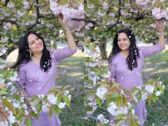 Singer sunitha: పూల వనంలో సింగర్ సునీత- చిరు నవ్వులతో గిలిగింత