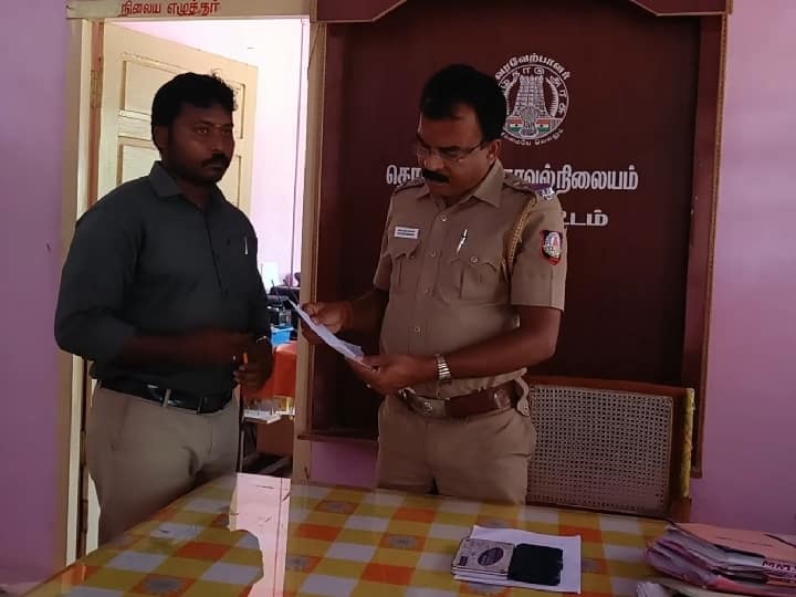 The owner who impounded the vehicle involved in soil smuggling chased the VAO with a knife TNN Crime: மண் கடத்தல் வாகனம் பறிமுதல் -  விஏஓவை அரிவாளுடன் துரத்திய உரிமையாளர்