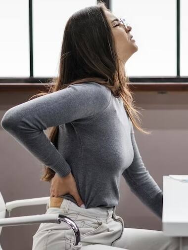 डेस्क जॉब वालों के लिए कमर दर्द से बचने के लिए बेस्ट टिप्स