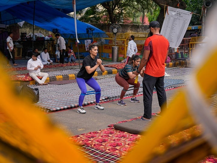 एक तस्वीर में दिग्गज पहलवान विनेश फोगाट भी अपना अभ्यास करती हुई नजर आई हैं.