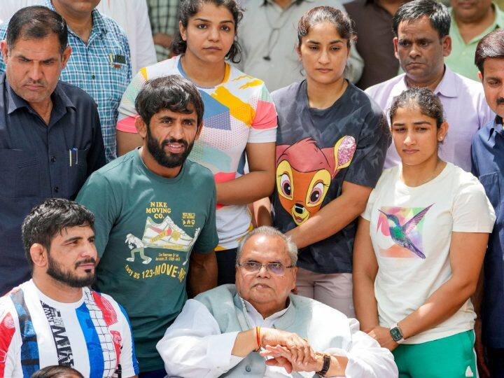 जम्मू-कश्मीर के पूर्व राज्यपाल सत्यपाल मलिक ने जंतर-मंतर पहुंचकर कुश्ती खिलाड़ियों का समर्थन किया. (26 अप्रैल 2023)