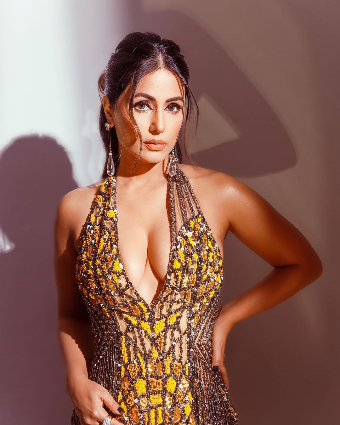 Hina Khan was trolled for wearing deep neckline and thigh high slit dress  see pictures here | डीप नेकलाइन और थाई हाई स्लिट ड्रेस में पोज देना Hina  Khan के लिए बन