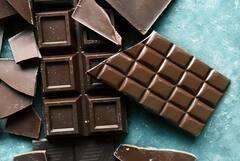 डार्क चॉकलेट आरोग्यासाठी चांगले! असा विचार करून तुम्ही खूप चॉकलेट खाताय? तर सावधान...