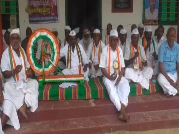 National Salt Satyagraha Memorial Gandhians and Congress party fasted in Vedaranyam TNN உப்பு சத்தியாகிரக போராட்ட நினைவு தினம் - வேதாரண்யத்தில் காந்தியவாதிகள் உண்ணாவிரதம்