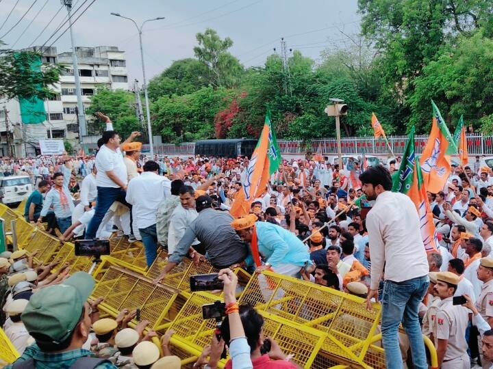 BJP took out jan Aakrosh rally against Ashok Gehlot government of Rajasthan in Udaipur ANN Rajasthan Politics: गहलोत सरकार के खिलाफ उदयपुर में सड़क पर उतरी बीजेपी, सीपी जोशी ने बताया कितने लोगों का हुआ है बीमा?