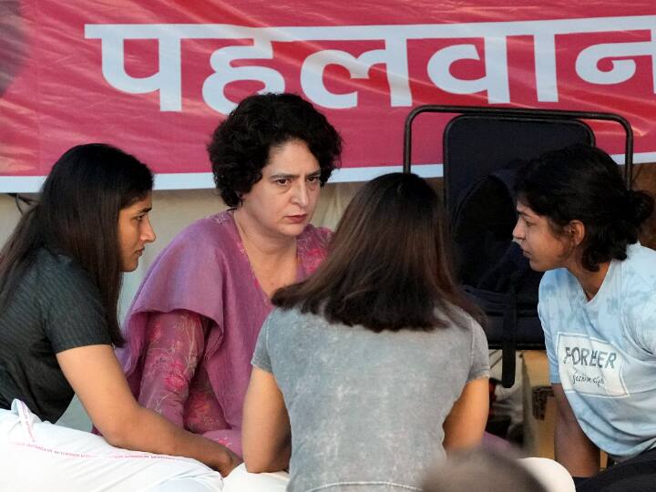 WFI Chief Brij Bhushan Singh Priyanka Gandhi reached Jantar Mantar is accused of molesting women Babita Phogat quips 'जिस शख्स के साथ जंतर-मंतर पहुंची थीं प्रियंका गांधी उस पर महिलाओं के साथ छेड़छाड़ का है आरोप,' बबीता फोगाट ने ली चुटकी