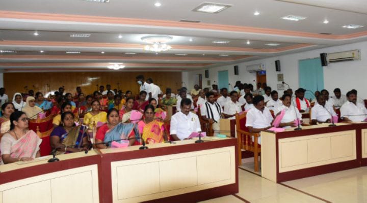 திருச்சியில் குப்பைகள் சேகரிக்கும் பணிகளை தனியாரிடம் ஒப்படைக்க முடிவு