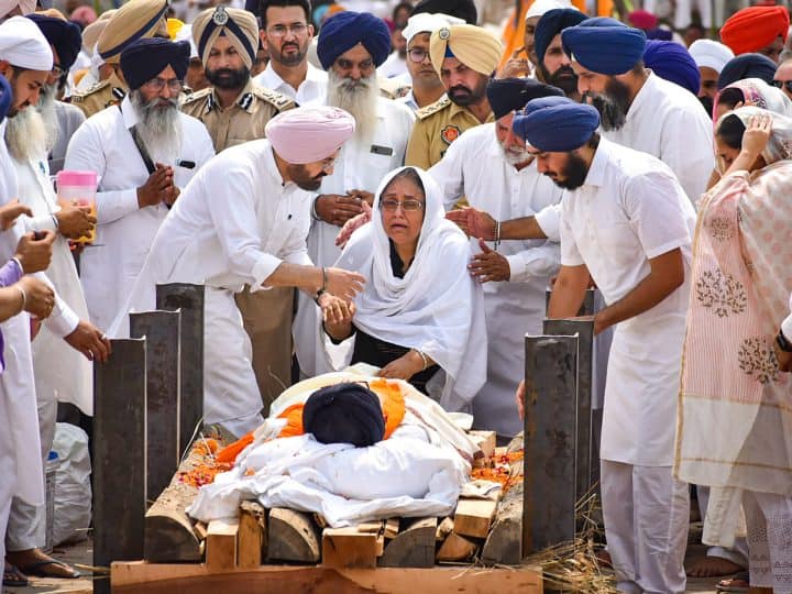 पंजाब के पूर्व मुख्यमंत्री प्रकाश सिंह बादल पंचतत्वों में विलीन हुए. उनके पैतृक गांव 'बादल' में उनका अंतिम संस्कार किया गया. (27 अप्रैल 2023)