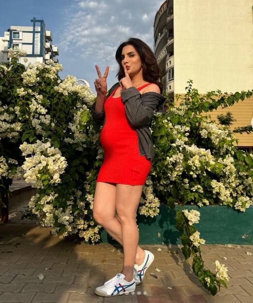 ਇਹ ਖੁਸ਼ਖਬਰੀ ਅਦਾਕਾਰਾ ਵੱਲੋਂ ਆਪਣੇ ਸੋਸ਼ਲ ਮੀਡੀਆ ਹੈਂਡਲ ਉੱਪਰ ਸਾਂਝੀ ਕੀਤੀ ਗਈ ਹੈ। ਜਿਸ ਦੀਆਂ ਲਾਲ ਡਰੈੱਸ ਵਿੱਚ ਤਸਵੀਰਾਂ ਸ਼ੇਅਰ ਕਰ ਉਹ ਖੂਬ ਚਰਚਾ ਵਿੱਚ ਹੈ। ਤੁਸੀ ਵੀ ਵੇਖੋ ਮਾਨਸੀ ਸ਼ਰਮਾ ਦੀਆਂ ਇਹ ਤਸਵੀਰਾਂ।