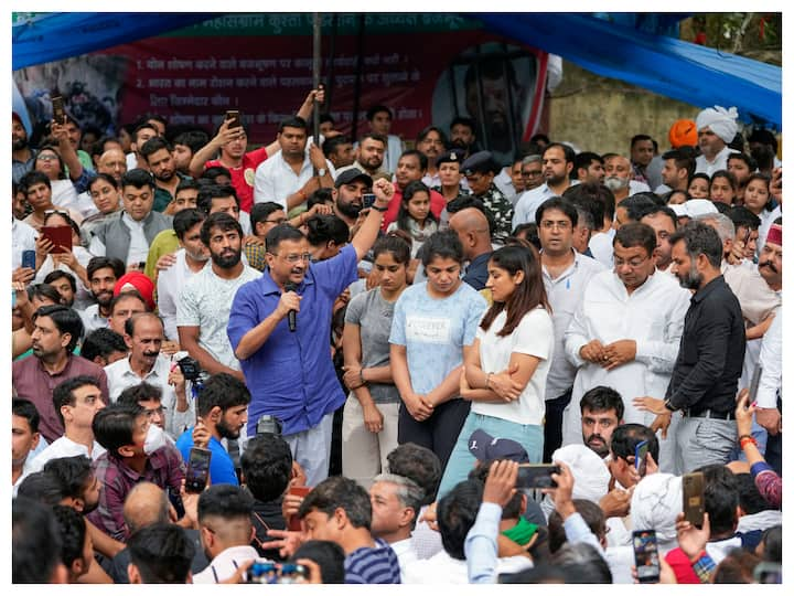 Delhi Chief Minister Arvind Kejriwal met the wrestlers protesting against WFI chief Brij Bhushan Singh in Jantar Mantar on Saturday.