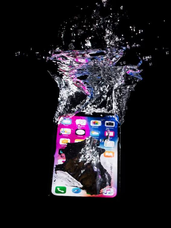 Smartphone गलती से कभी पानी में गिर जाए तो ये सब कतई न करें