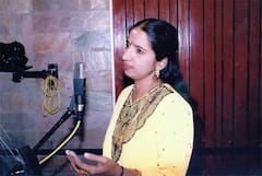 HBD Swarnalatha : மண்னை விட்டு மறைந்தலும் பாடல்களால் வாழ்ந்து வரும் பாடகி ஸ்வர்ணலதா!