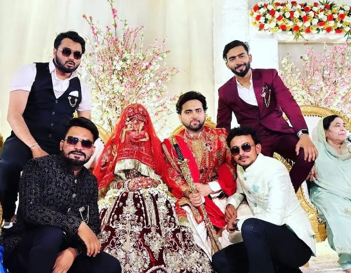 ਦਾਨਿਸ਼ ਦੇ ਵਿਆਹ ਦੀ ਖਬਰ ਤੋਂ ਬਾਅਦ ਫੈਨਜ਼ ਸੋਸ਼ਲ ਮੀਡੀਆ 'ਤੇ ਕਾਫੀ ਕਮੈਂਟ ਕਰ ਰਹੇ ਹਨ। ਇਸ ਦੇ ਨਾਲ ਹੀ ਪ੍ਰਸ਼ੰਸਕ ਪੁੱਛ ਰਹੇ ਹਨ ਕਿ ਉਨ੍ਹਾਂ ਦੀ ਦੁਲਹਨ ਕੌਣ ਹੈ। ਦੱਸ ਦੇਈਏ ਕਿ ਦਾਨਿਸ਼ ਨੇ ਅਜੇ ਤੱਕ ਆਪਣੀ ਪਤਨੀ ਦੀ ਤਸਵੀਰ ਸ਼ੇਅਰ ਨਹੀਂ ਕੀਤੀ ਹੈ। ਇਸ ਦੇ ਨਾਲ ਹੀ ਦਾਨਿਸ਼ ਨਾਲ ਚਿਹਰਾ ਢਕ ਰਹੀ ਦੁਲਹਨ ਦੀ ਤਸਵੀਰ ਸੋਸ਼ਲ ਮੀਡੀਆ 'ਤੇ ਕਾਫੀ ਵਾਇਰਲ ਹੋ ਰਹੀ ਹੈ। ਹਾਲਾਂਕਿ ਉਨ੍ਹਾਂ ਦੀ ਟੈਗ ਲਿਸਟ ਵਿੱਚ ਪਤਨੀ ਦਾ ਚਿਹਰਾ ਸਾਹਮਣੇ ਆ ਗਿਆ ਹੈ।