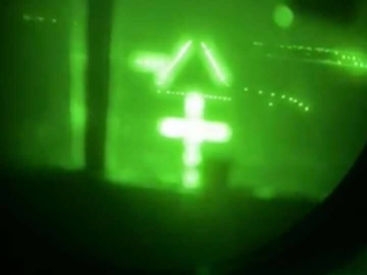 भारतीय वायुसेना ने C-130J विमान को अंधेरे में उतारा.