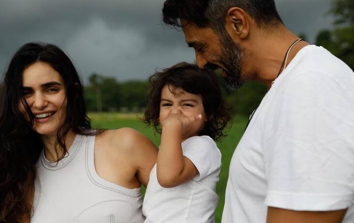 गैब्रिएला का इंस्टाग्राम अकाउंट एरिक और अर्जुन के साथ बहुत सारे प्यार भरे क्लिक से भरा हुआ है.
