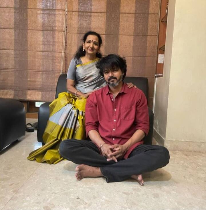 விஜய் தன் அம்மா ஷோபாவுடன் இருக்கும் புகைப்படம் இணையத்தில் வைரலாகியுள்ளது. இதில் லியோ பட கெட்டப்பில் விஜய் கீழே அமர்ந்திருக்க, சோபாவில் ஷோபா அமர்ந்திருக்கிறார். இது தனது பெற்றோரின் 50வது திருமண நாளையொட்டி எடுக்கப்பட்டதாக கூறப்படுகிறது.