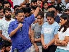 दिल्ली के जंतर-मंतर पहुंचे CM केजरीवाल, धरने पर बैठे पहलवानों से मिले, कहा- 'उसको फांसी पर...'