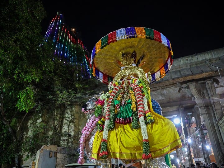 மதுரை சித்திரை திருவிழா: சுந்தரேஸ்வரர் தங்க ரிஷப வாகனத்திலும், அம்மன் வெள்ளி ரிஷப வாகனத்திலும் எழுந்தருளி வீதி உலா