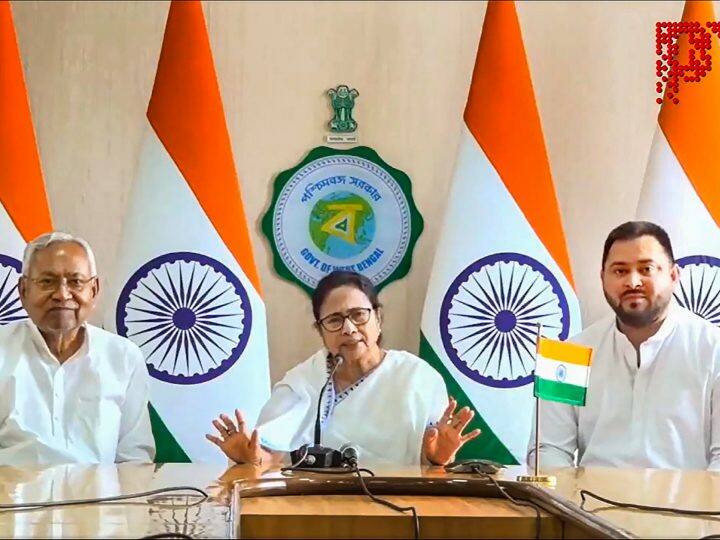 बिहार के मुख्यमंत्री नीतीश कुमार और उप-मुख्यमंत्री तेजस्वी यादव ने पश्चिम बंगाल की सीएम ममता बनर्जी से मुलाकात की. (24 अप्रैल 2023)