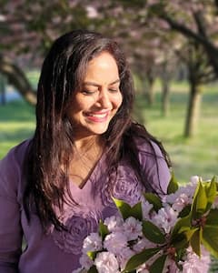 Singer sunitha: పూల వనంలో సింగర్ సునీత- చిరు నవ్వులతో గిలిగింత