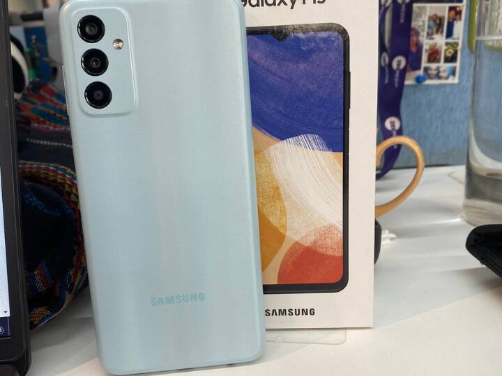 SAMSUNG Galaxy F13: इस स्मार्टफोन में 6000 एमएएच की बैटरी, 50MP का प्राइमरी कैमरा, 4GB रैम और Exynos 850 प्रोसेसर का सपोर्ट मिलता है. मोबाइल फोन की कीमत 9,699 रुपये है.