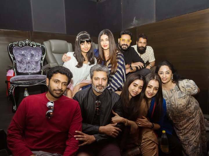 Ponniyin Selvan 2: अभिषेक बच्चन ने ऐश्वर्या और बेटी आराध्या संग देखी 'पोन्नियिन सेल्वन 2', तस्वीरों में नजर आई फिल्म की पूरी स्टारकास्ट Aishwarya Rai Bachchan Watches Ponniyin Selvan 2 With Husband Abhishek Aaradhya Vikram Co Stars Ponniyin Selvan 2: अभिषेक बच्चन ने ऐश्वर्या और बेटी आराध्या संग देखी 'पोन्नियिन सेल्वन 2', तस्वीरों में नजर आई फिल्म की पूरी स्टारकास्ट