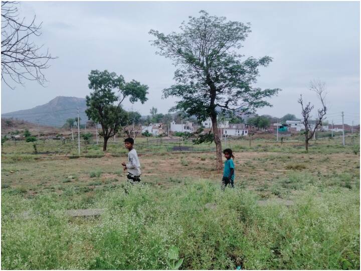 Udaipur Rain Update: झीलों की नगरी उदयपुर में शनिवार को भी आसमान में बादल छाए हुए हैं और बारिश के आसार नजर आ रहे हैं. दिन और रात दोनों के तापमान में गिरावट दर्ज की गई है.