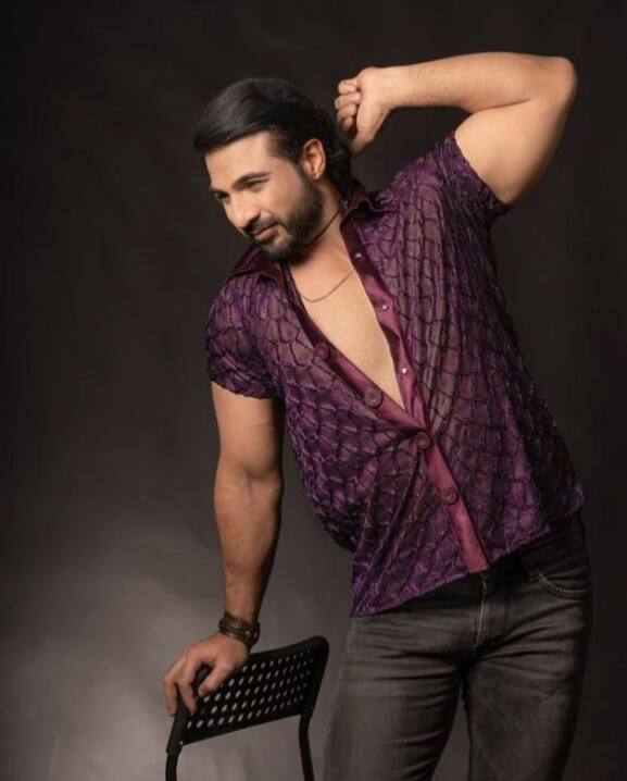 Mohammad Nazim इन दिनों सोशल मीडिया पर काफी एक्टिव रहे हैं. फैंस के बीच उन्होंने टीवी शो साथ निभाना साथिया के जरिए अपनी खास छवि बनाई. गोपी बहू के पति अहम मोदी बनकर फैंस के दिलों पर राज किया.