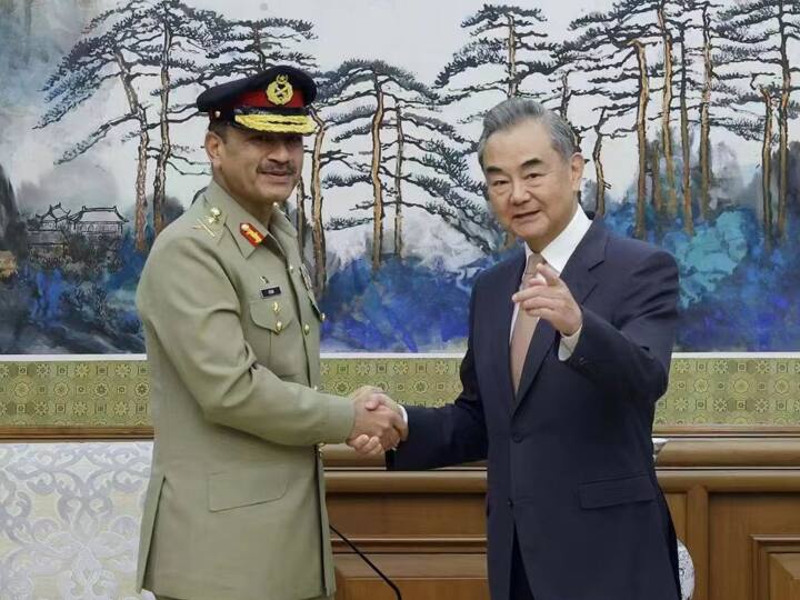 Wang Yi Reiterates China Continued Support to All Weather Ally Pakistan While Meeting With Asim Munir Know What He Says China Pakistan Relations: संकट से घिरे पाकिस्तान को चीन से मिला मदद का भरोसा, जानें पाक आर्मी चीफ से क्या बोले शीर्ष चीनी राजनयिक