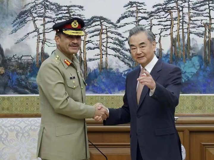 China Pakistan Relations: संकट से घिरे पाकिस्तान को चीन से मिला मदद का भरोसा, जानें पाक आर्मी चीफ से क्या बोले शीर्ष चीनी राजनयिक