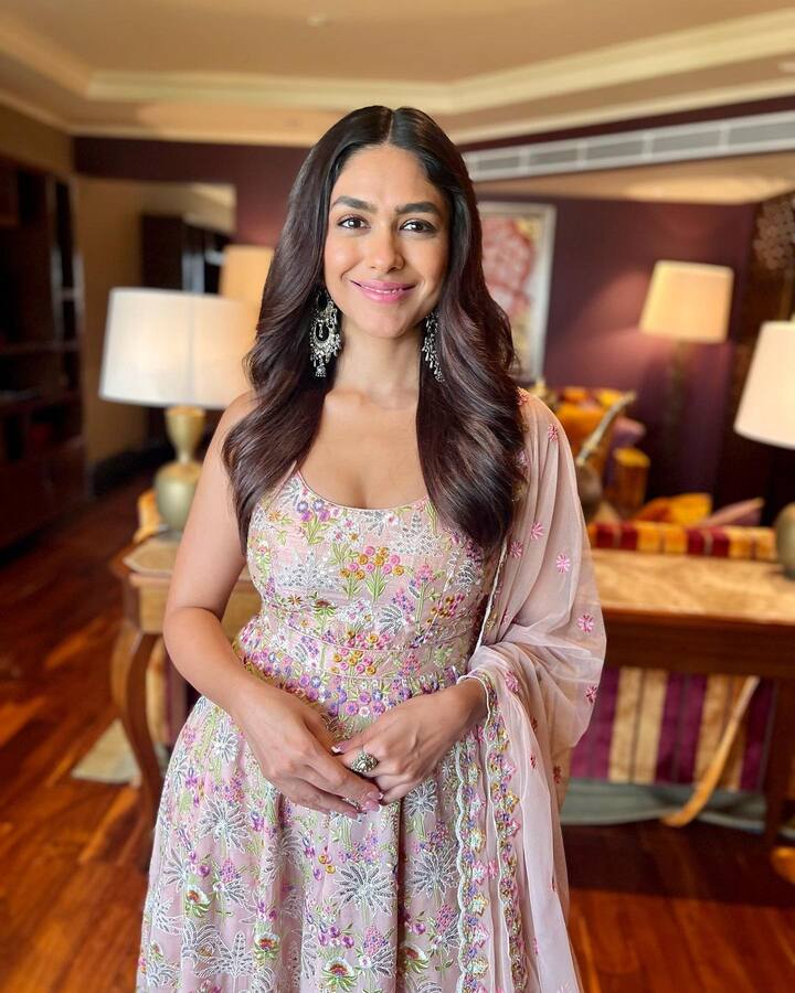 बॉलीवुड की फेमस एक्ट्रेस मृणाल ठाकुर किसी अलग पहचान की मोहताज नहीं हैं. अपनी कमाल की एक्टिंग के लिए मृणाल ठाकुर का नाम काफी जाना जाता है.