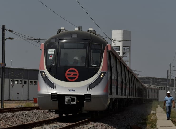 Delhi Metro passengers can take advantage of these facilities at Sarojini Nagar Metro station for  for easy in out ann Delhi Metro: सरोजिनी नगर सबसे ज्यादा व्यस्त मेट्रो स्टेशन, आसानी से इन-आउट के लिए अब यात्री उठा सकते हैं इन सुविधाओं का लाभ 
