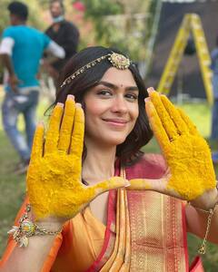 Mrunal thakur : இளம்பிறையினை இதழ் இடையினில் யார் சூட்டினார்? சீதா ராமம் நடிகை மிருணாள் தாக்கூரின் புது க்ளிக்ஸ்!