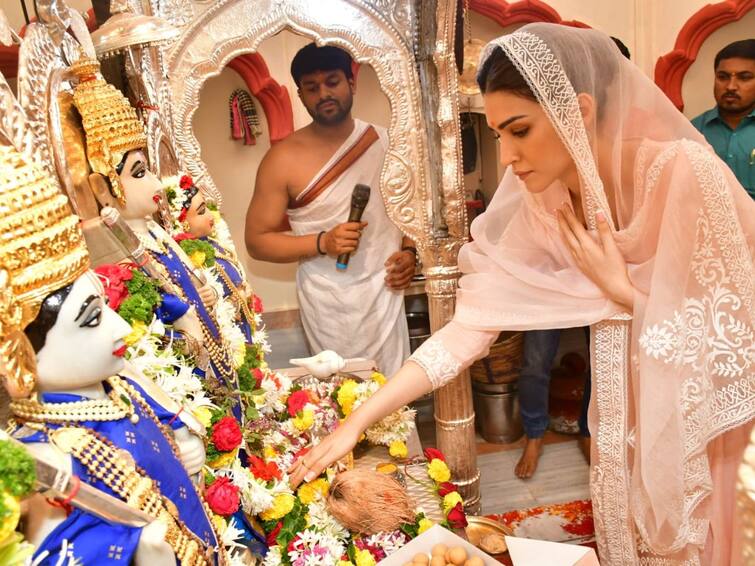 Bollywood Actress Kriti Sanon visits Pune’s Ram Sita temple on Sita Navmi ahead of ‘Ádipurush’ release Kriti Sanon: 'আদিপুরুষ' মুক্তির প্রাক্কালে, 'সীতা নবমী' উপলক্ষ্যে পুনের রাম সীতা মন্দিরে পুজো দিলেন পর্দার জানকী কৃতী শ্যানন