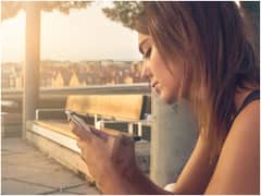 Acne and Mobile: ఎక్కువసేపు ఫోన్ చూస్తే మొటిమలు వచ్చే అవకాశం, రాకుండా ఇలా నివారించండి