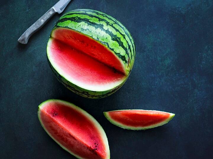 watermelon side effects Farmers apply chemical dye in the fields to make watermelon red गर्मियों में बाजार से लाकर केमिकल वाला तरबूज तो नहीं खा रहे, इस तरह पहचान लें!