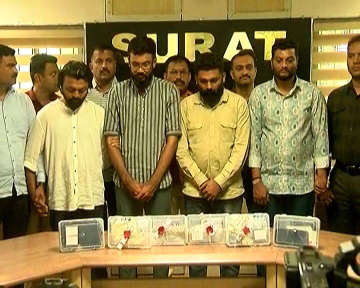 Big bust of gold smuggling, 4 persons arrested with gold worth 4.55 crores Surat News: સોનાના  સ્મગલિંગનો મોટો  પર્દાફાશ,4.55 કરોડના સોના સાથે 4 શખ્સ ઝડપાયા