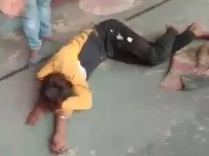 Two girls mercilessly beat up a young man by blackening his face in Kota Rajasthan ANN Kota News: युवक का मुंह कालाकर दो लड़कियों ने की बेरहमी से पिटाई, वीडियो वायरल, लड़के पर है इस बात का आरोप