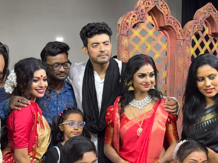 মিউজিক্যাল নাটক 'দেবদাস'-এর দৈঘ্য় ৯০মিনিট।