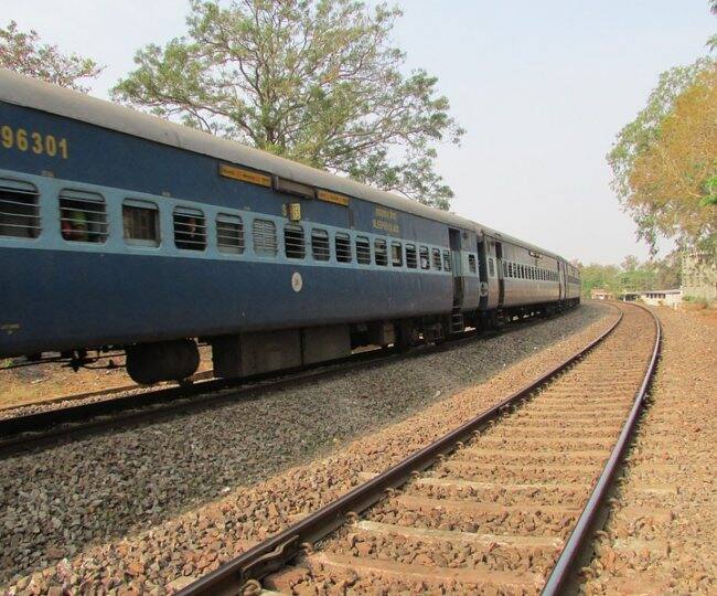 भारत के गौरव इतिहास और धार्मिक स्थलों का भ्रमण कराने के लिए भारत गौरव ट्रेन की शुरुआत की गई है. ये तीसरी भारत गौरव टूरिज्म ट्रेन हैं. ये ट्रेन सबसे पहले पुरी के जगन्नाथ मंदिर का भ्रमण कराएगी.