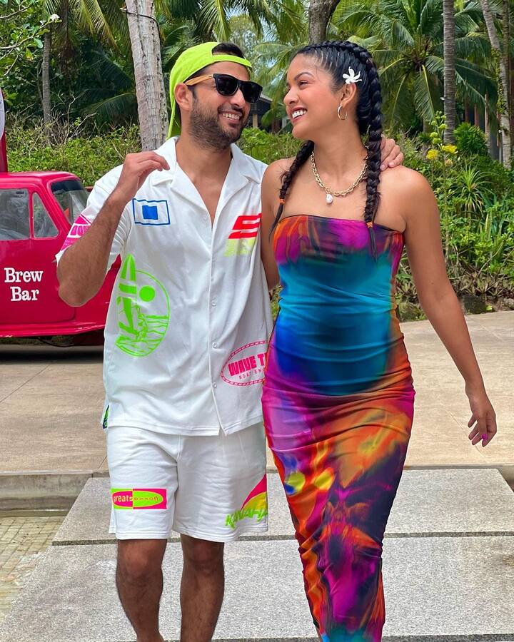 वहीं, उनके पति वत्सल सेठ व्हाइट शर्ट और शॉर्ट्स के साथ नियॉन कैप में कूल लग रहे थे और वेकेशन वाइब्स दे रहे थे.