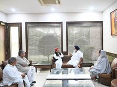 प्रकाश सिंह बादल के गांव पहुंचकर भावुक दिखे अखिलेश यादव, उनको याद कर बोले- 'सब सूना लगा'