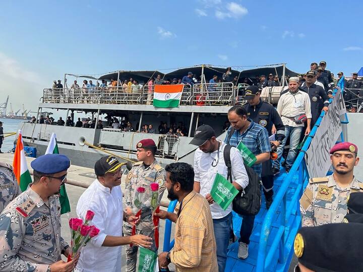 Operation Kaveri INS Teg evacuated 14 th batch of 288 Indians from Civil War Crisis Hit Sudan Operation Kaveri: सूडान से निकला भारतीयों का 14वां बैच, 288 लोगों को रेस्क्यू कर जेद्दा पहुंचेगा आईएनएस तेग