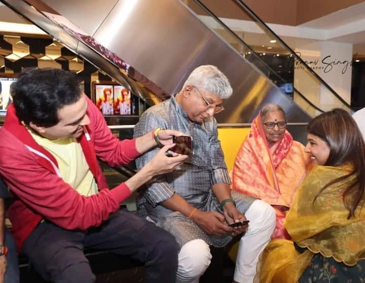 सनानं सोशल मीडियावर एक फोटो शेअर केला. या फोटोमध्ये केदार शिंदे, अंकुश चौधरी आणि सनाची आजी दिसत आहे.