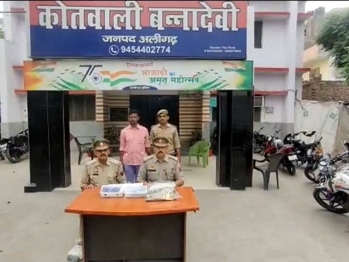 Aligarh police caught two thugs wearing UP police uniform and cheating in the name of CBI ANN Aligarh News: फर्जी पुलिस की वर्दी और CBI के नाम पर ठगने वाले नटवरलाल गिरफ्तार, इन लोगों को बनाते थे निशाना