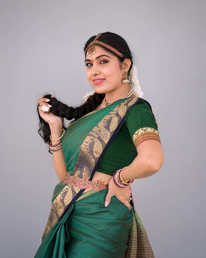 చీరలో సత్య శ్రీ అందమైన ఫోటోలు.
