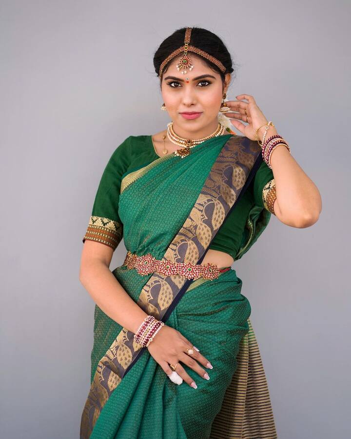 చీరలో సత్య శ్రీ అందమైన ఫోటోలు.