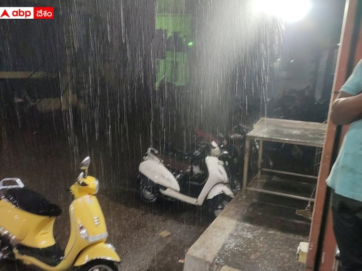 Hyderabad Rains lashes some party of the City, Heavy Traffic Jam due to rain Water logging Hyderabad Rains: హైదరాబాద్ లో దంచికొడుతున్న వర్షం, జలమయమైన రోడ్లు - పలు ప్రాంతాల్లో ట్రాఫిక్ జామ్